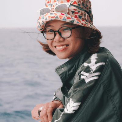 woman wearing green jacket and bucket hat