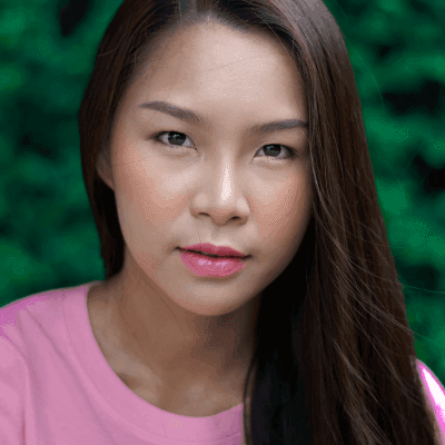 woman in pink crew-neck shirt in closeup photography